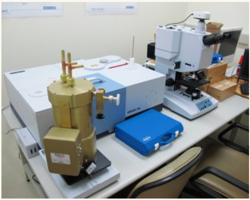 Fourier transform infrared spectrometer VERTEX 70v (equipped with Hyperion 3000)